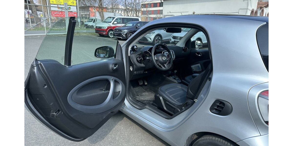 Smart EQ fortwo electric drive EQ LED Kamera Glasdach Ex 23.272 km 13.900 &euro; Mainz 55122