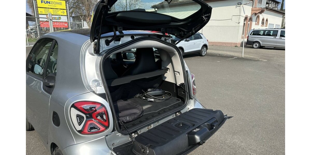 Smart EQ fortwo electric drive EQ LED Kamera Glasdach Ex 23.272 km 13.900 &euro; Mainz 55122